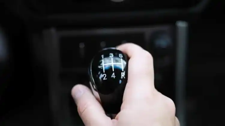 Reverse Roulette: What REALLY Happens if You Shift into Reverse While Moving—And Why Modern Cars Won’t Self-Destruct